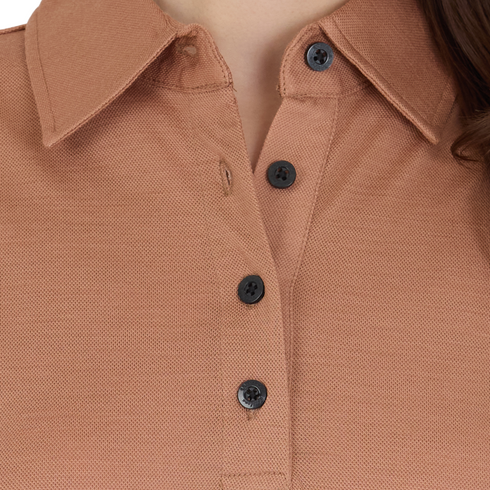 Nahaufnahme von den Knöpfen eines Merino Poloshirts in der Farbe braun, getragen von einer Frau