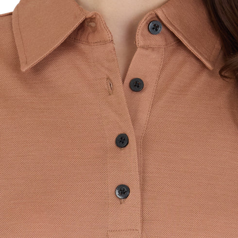 Nahaufnahme von den Knöpfen eines Merino Poloshirts in der Farbe braun, getragen von einer Frau