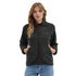Das Model trägt eine grüne Sherpa Jacke mit Merino-Innenfutter und hat die Hände in den Jackentaschen.