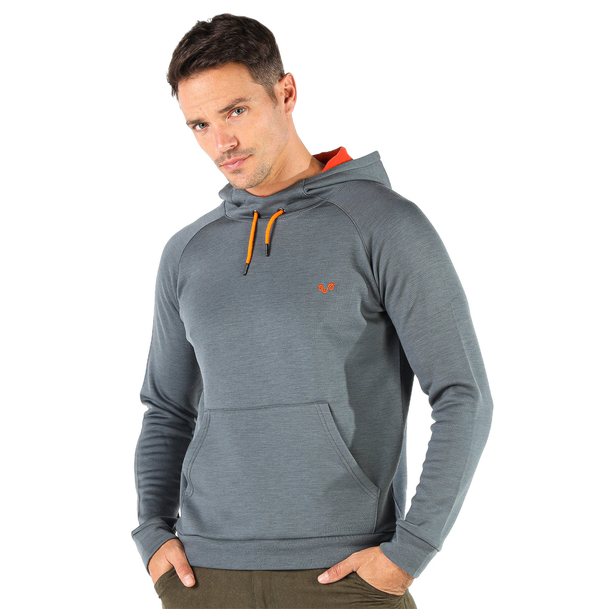 mann in merinowolle kapuzenpullover von vorne grau