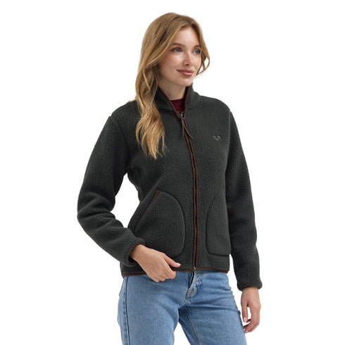 Model in grüner Sherpa Jacke mit Merinowolle innen und Polyester Außen
