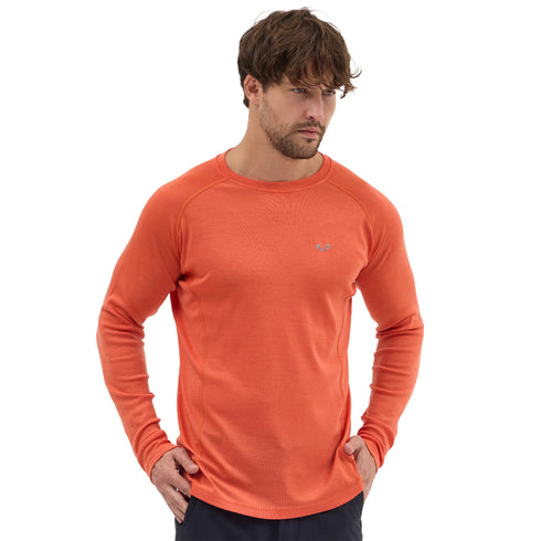 Mann trägt Merino Langarmshirt in Orange mit grauem Woolona Logo