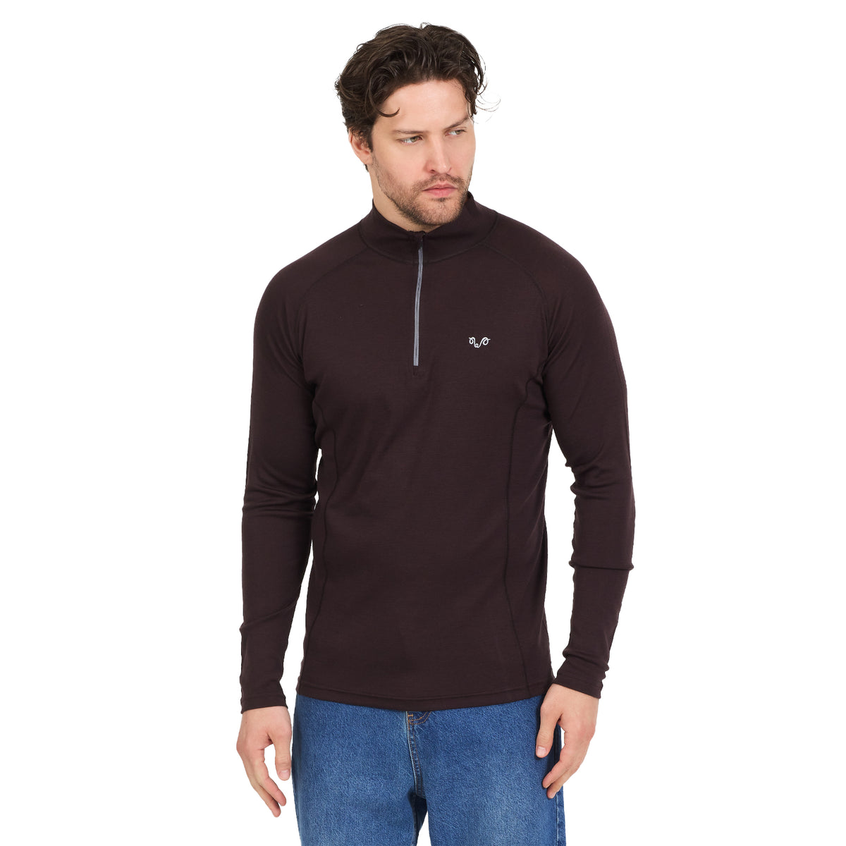 Mann trägt dunkelbraunes Langarmshirt mit Zip aus 100% Merinowolle.