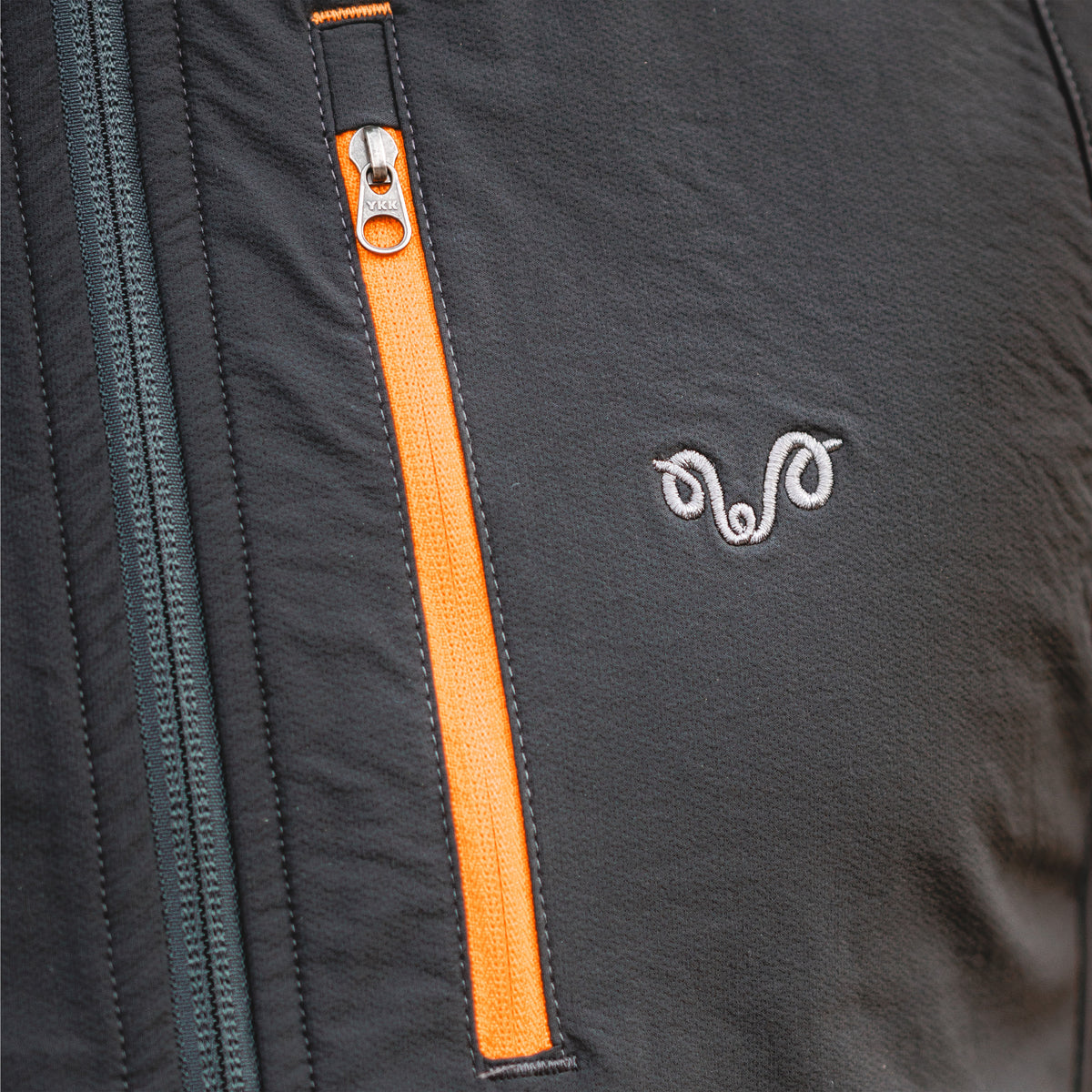 Brusttasche mit Orangem Reißverschluss und Besticktes Woolona Logo