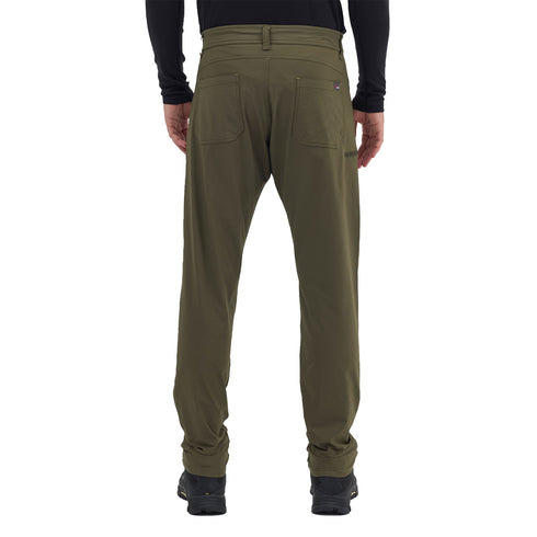 Mann trägt Trekkinghose mit Merino Inside in Grün.