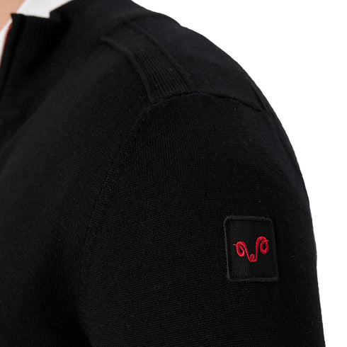 Woolona Badge an einer Strickjacke aus 100% Merinowolle