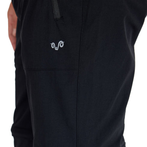 Weißes Woolona Logo auf einer schwarzen Merino Zip-Off Trekkinghose.