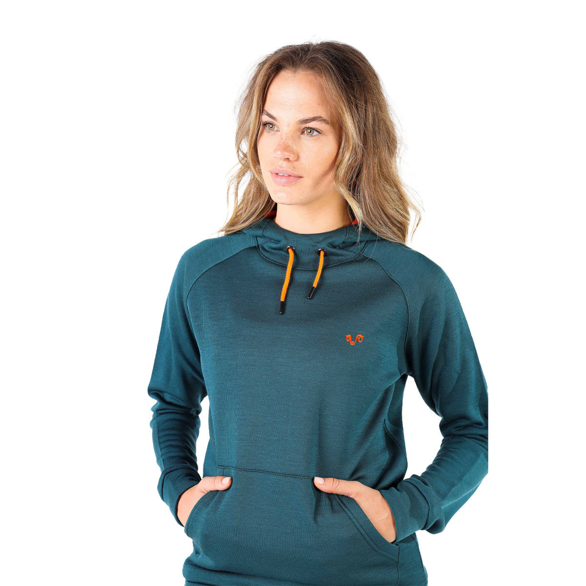 Frau mit Hoodie in grün aus Merinowolle