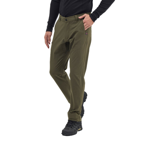 Mann trägt eine grüne Wanderhose aus Merinowolle.