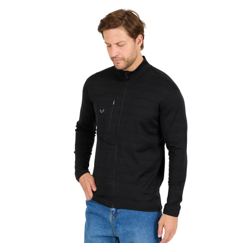 Mann in einem Merino Midlayer in der Farbe schwarz meliert.