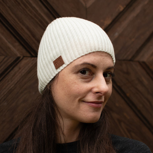 Eine Frau mit einer 100% Merinomütze in der Farbe Ecru von Woolona.