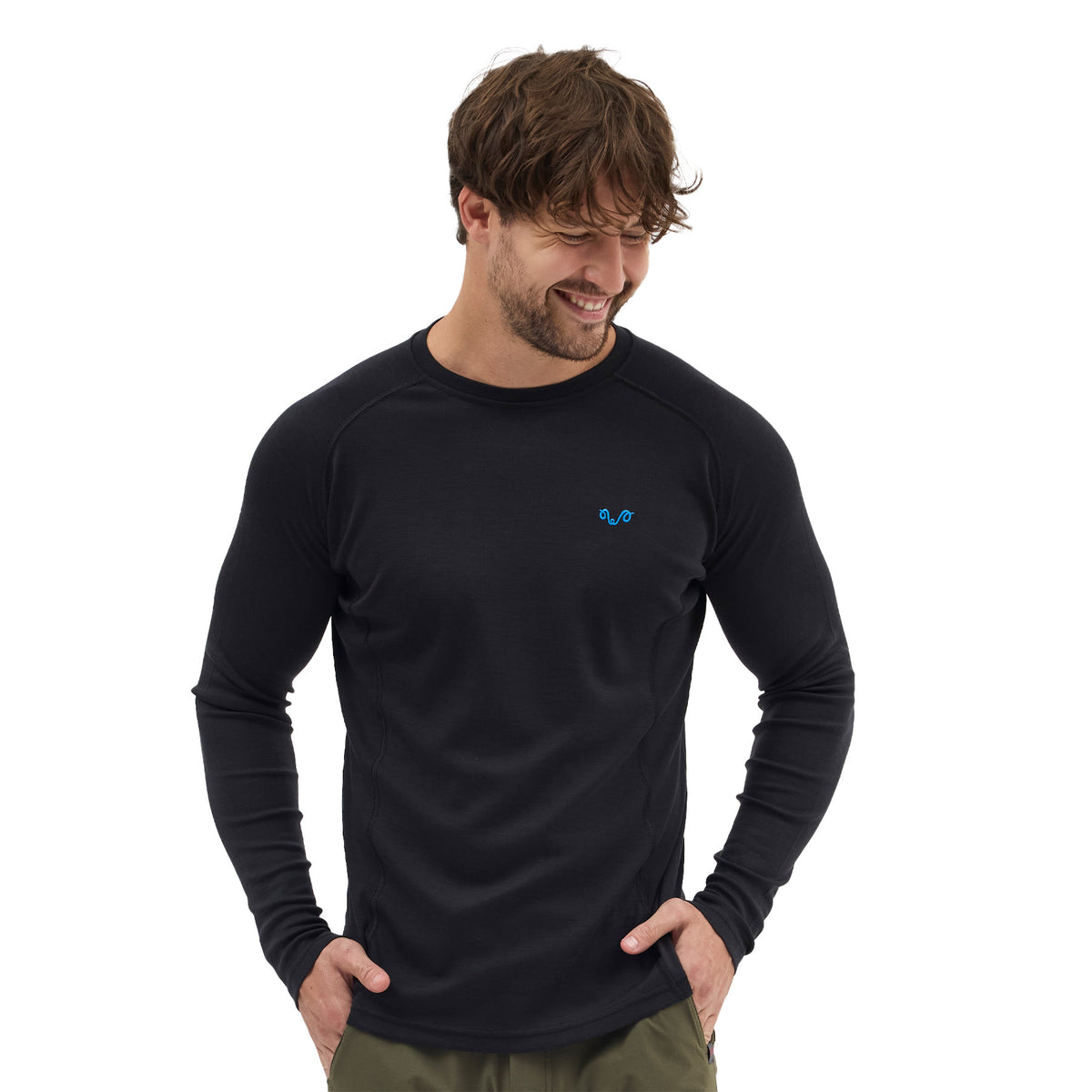 Lächelnder Mann trägt Merino-Langarmshirt in Schwarz.