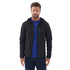 Mann mit einer schwarzen Jacke und einem blauen Merinoshirt von Woolona. Die Jacke hat drei Reißverschlusstaschen.