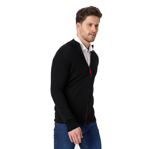 Herr trägt Strickjacke aus 100% Merinowolle