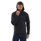 Ein Mann trägt eine schwarze Merinojacke von Woolona mit Kapuze und einem markantem blauen Reißverschluss der Brusttasche.