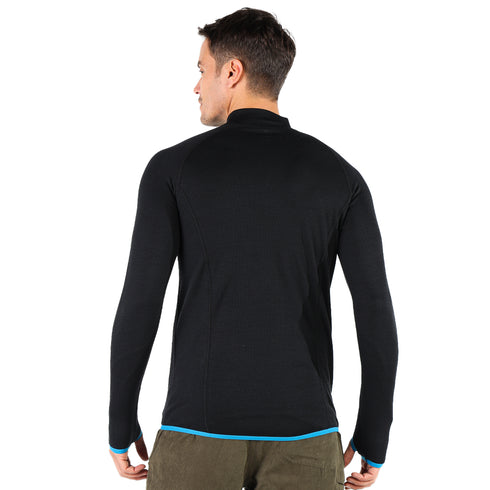 Rückseite von Herr in Merinowolle Skibekleidung