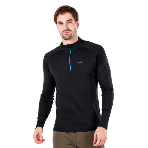 Mann trägt Funktionslangarmshirt mit einem Viertel ReiĂverschluss aus Merinowolle in der Farbe Schwarz