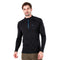 Mann trägt Funktionslangarmshirt mit einem Viertel ReiĂverschluss aus Merinowolle in der Farbe Schwarz