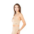 Dame trägt Seamless BH in ecru