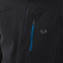 Schwarze Jacke mit Woolona Logo, einer Brustasche mit blauem Reißverschluss.