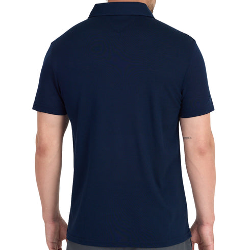 Rücken eines Mannes der ein navy Polshirt aus Merinowolle trägt.