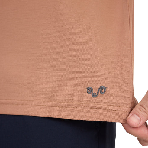 Braunes Poloshirt aus Merinowolle mit einem grauen Logo im unteren Bereich.