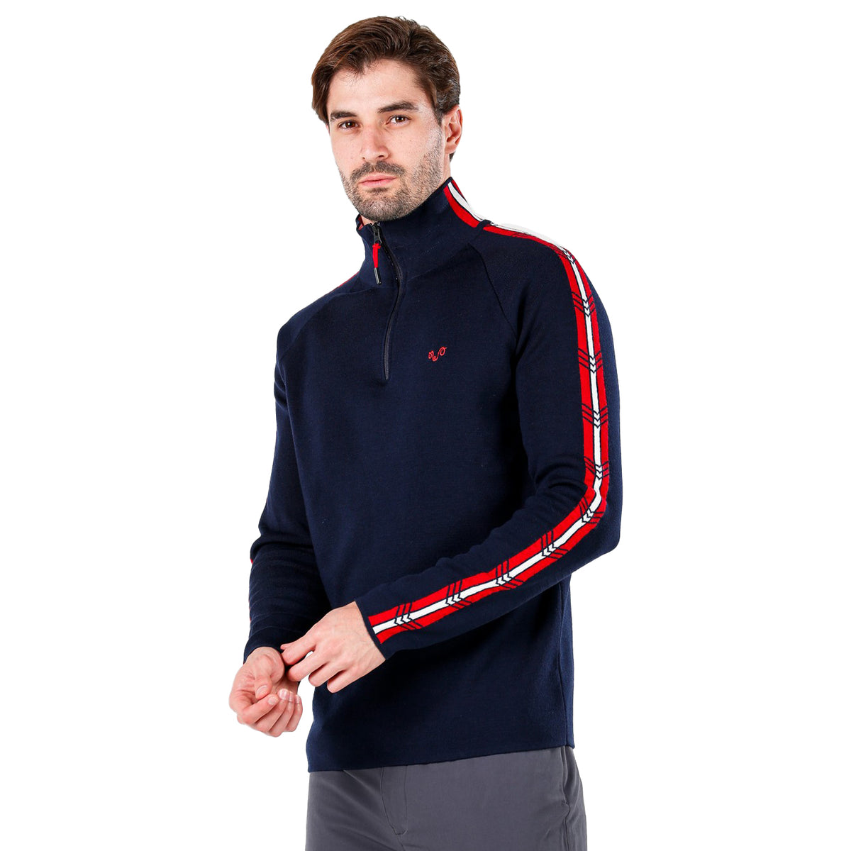 Herr trägt einen dicken Merino-Pullover in Navy-Blau