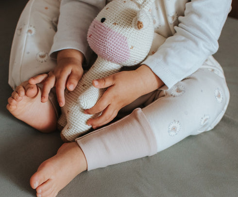 Kinder Strampler aus Merinowolle mit Schaf Motiv in ecru