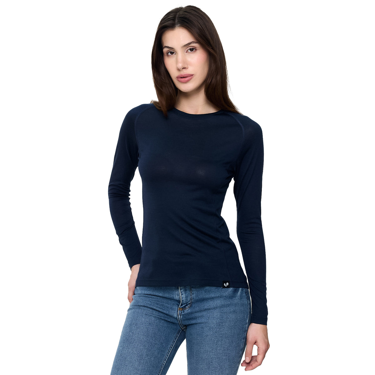 Die Dame trägt ein Navy-blaues Langarmshirt aus Merinowolle
