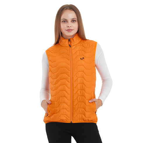 Frau in orangener Weste mit Wolle als Innenfutter