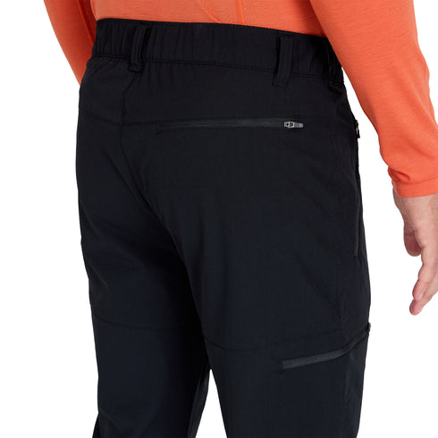 Schwarze Herren Trekkinghose aus Merinowolle von hinten fotografiert.