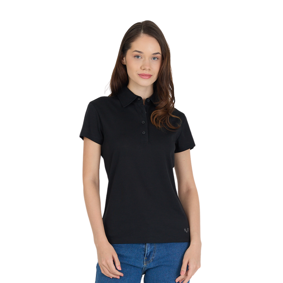 Frau in schwarzem Poloshirt aus Merinowolle im Pique Style
