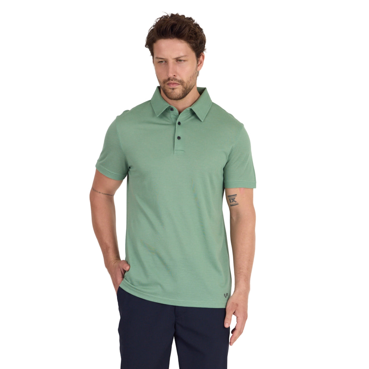 Mann in grünem Poloshirt aus 100% Merinowolle im Pique Style.