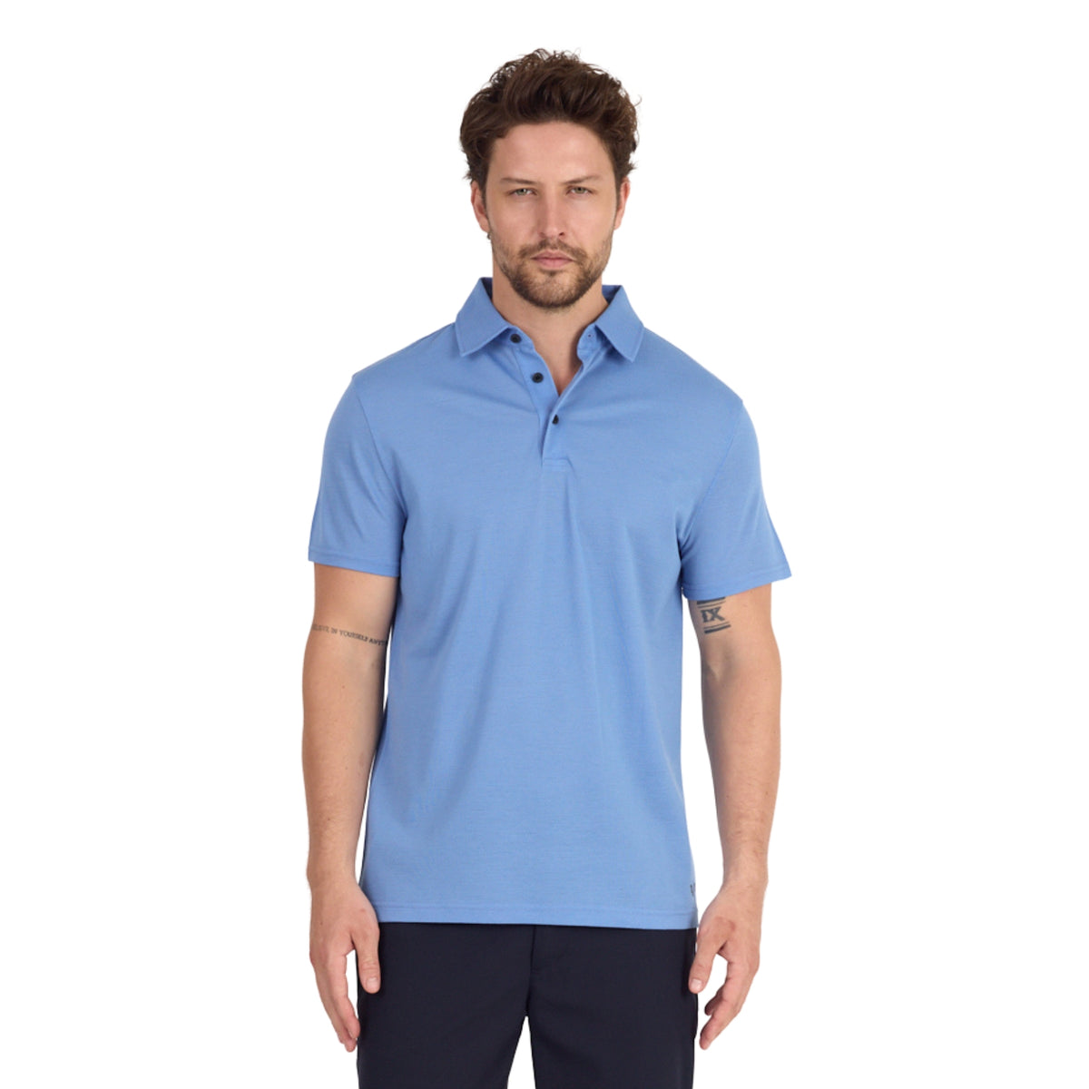 Mann in einem Merino Poloshirt in der Farbe blau mit offenem Kragen.