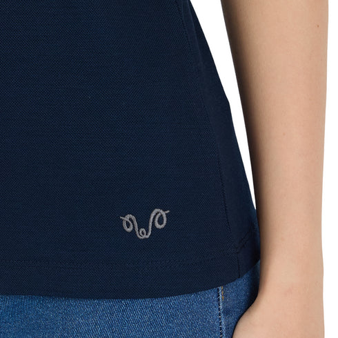 Merino Pique Poloshirt in der Farbe navy mit Woolona Logo getragen von einer Dame