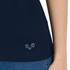 Merino Pique Poloshirt in der Farbe navy mit Woolona Logo getragen von einer Dame