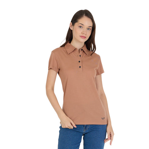 Eine Frau in einem braunen Poloshirt aus Merinowolle im Piuqe Style