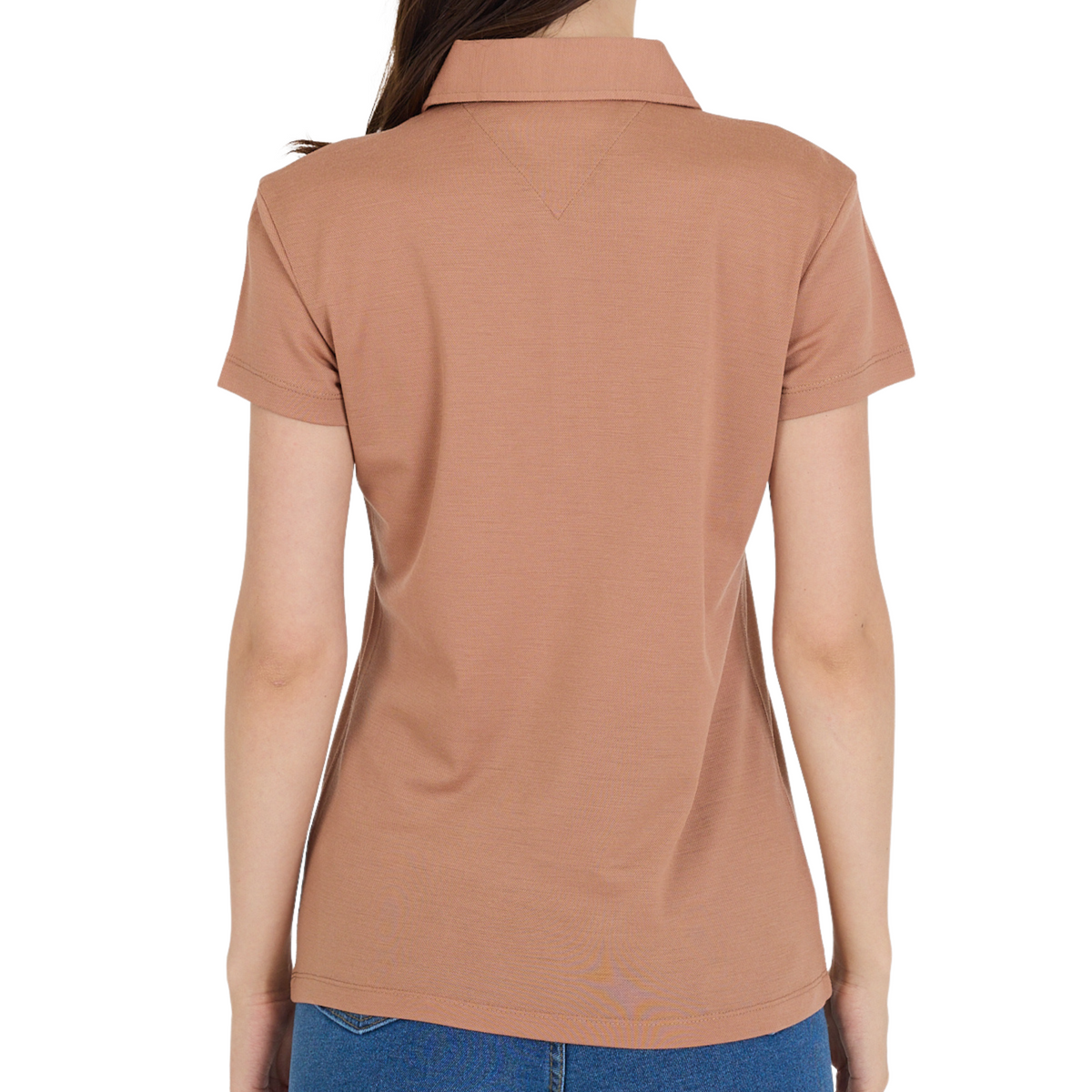 Rückenansicht einer Frau die ein Merino Poloshirt trägt