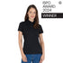 Frau trägt ISPO Award 2024 Gewinner 100% Merino Polo-Shirt von Woolona