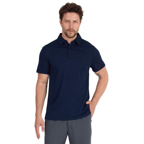 Mann trägt ein Poloshirt aus Merinowolle in der Farbe navy mit Piquestoff.