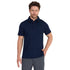 Mann trägt ein Poloshirt aus Merinowolle in der Farbe navy mit Piquestoff.