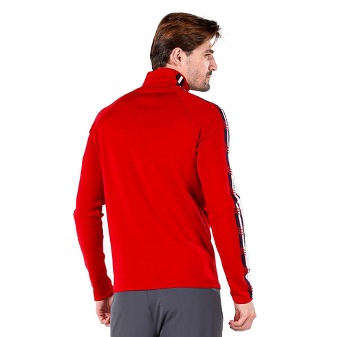 Rückseite eines Herren der ein Merino-Pulli trägt in Rot