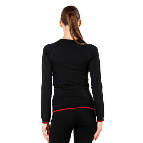 Dame mit Pferdeschwanz trägt ein nahtloses Merino Langarmshirt