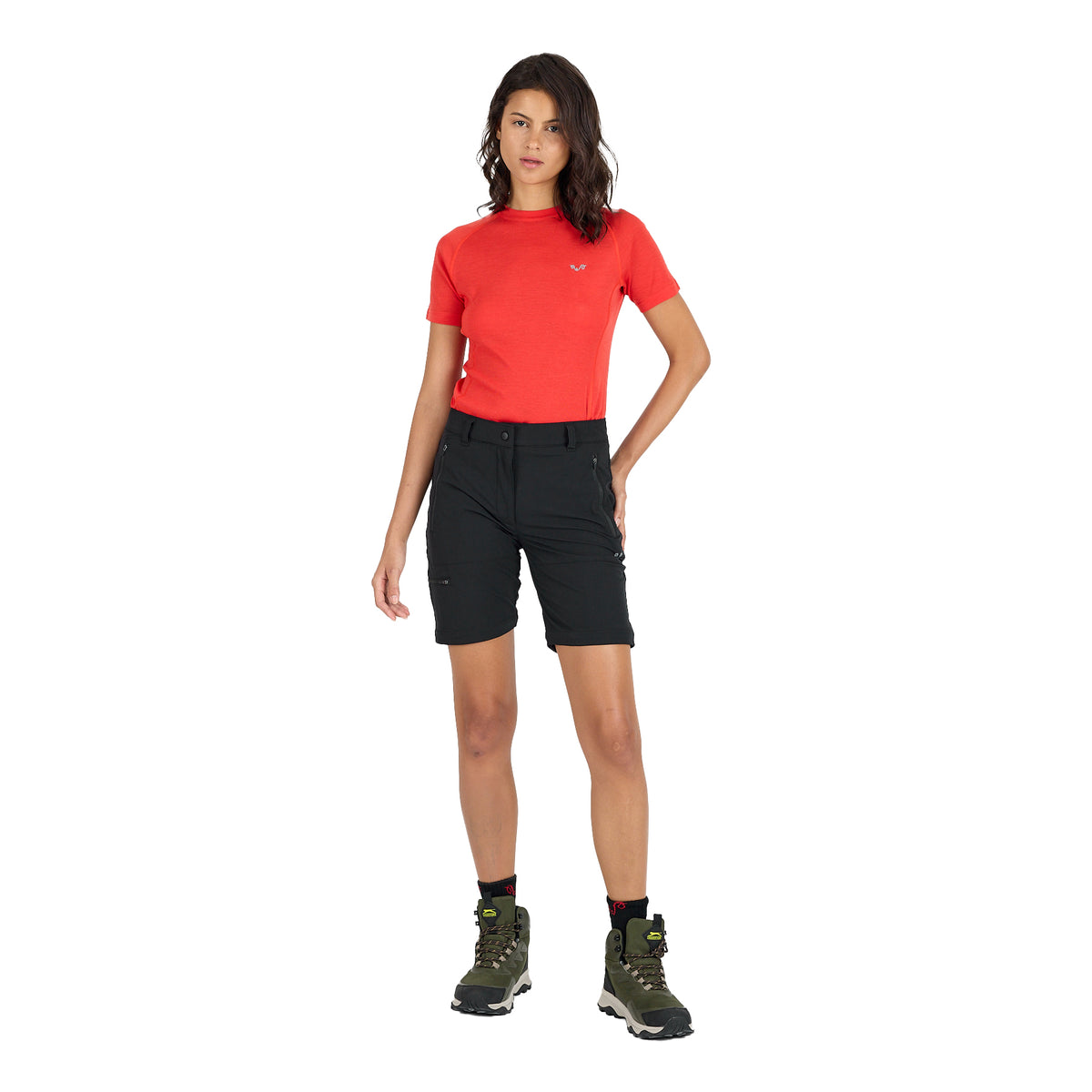 Frau in einer kurzen Merinohose und einem orangen Merinoshirt.