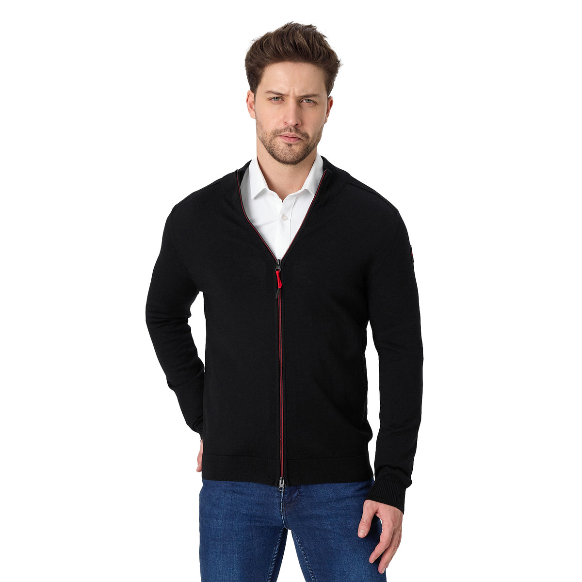 Mann trägt schwarze Strickjacke aus Merinowolle