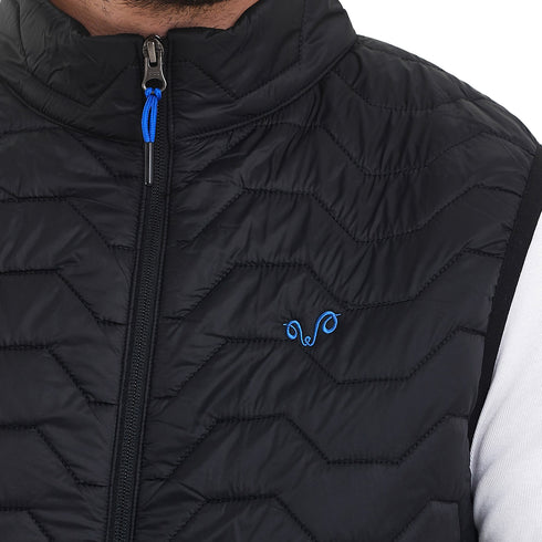 Outdoorweste in Schwarz mit blauem Woolona-Logo