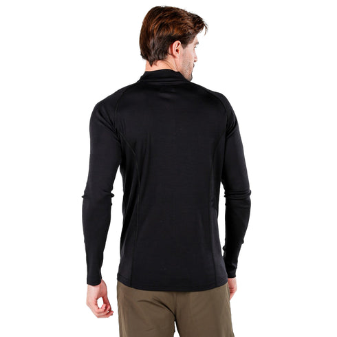 Mann trägt einen langen Merino Baselayer in schwarz