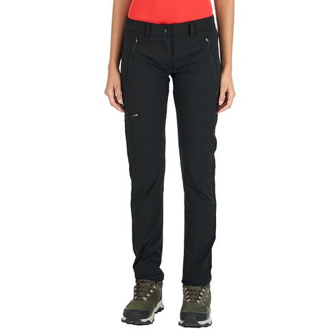 Frau in einer schwarzen Trekkinghose aus Merinowolle