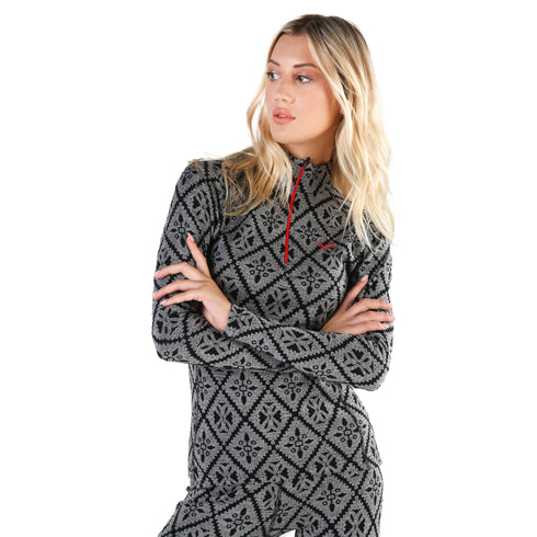 Frau trägt einen Merino Baselayer in Schwarz mit grauen Muster