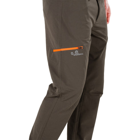 Mann in Grünen Merino-Trekkinghosen